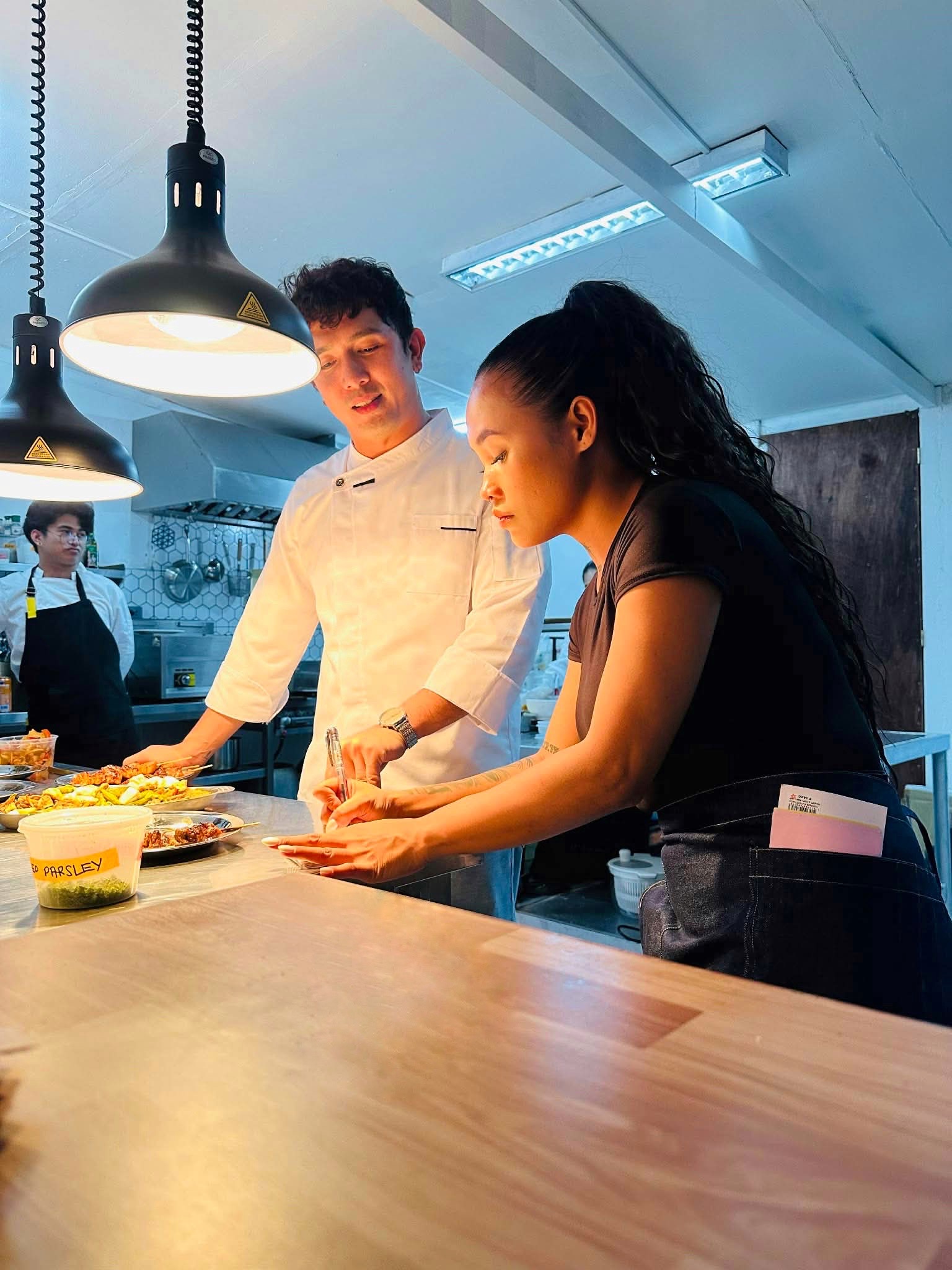 Hardin의 주방, 플레이팅 중인 셰프