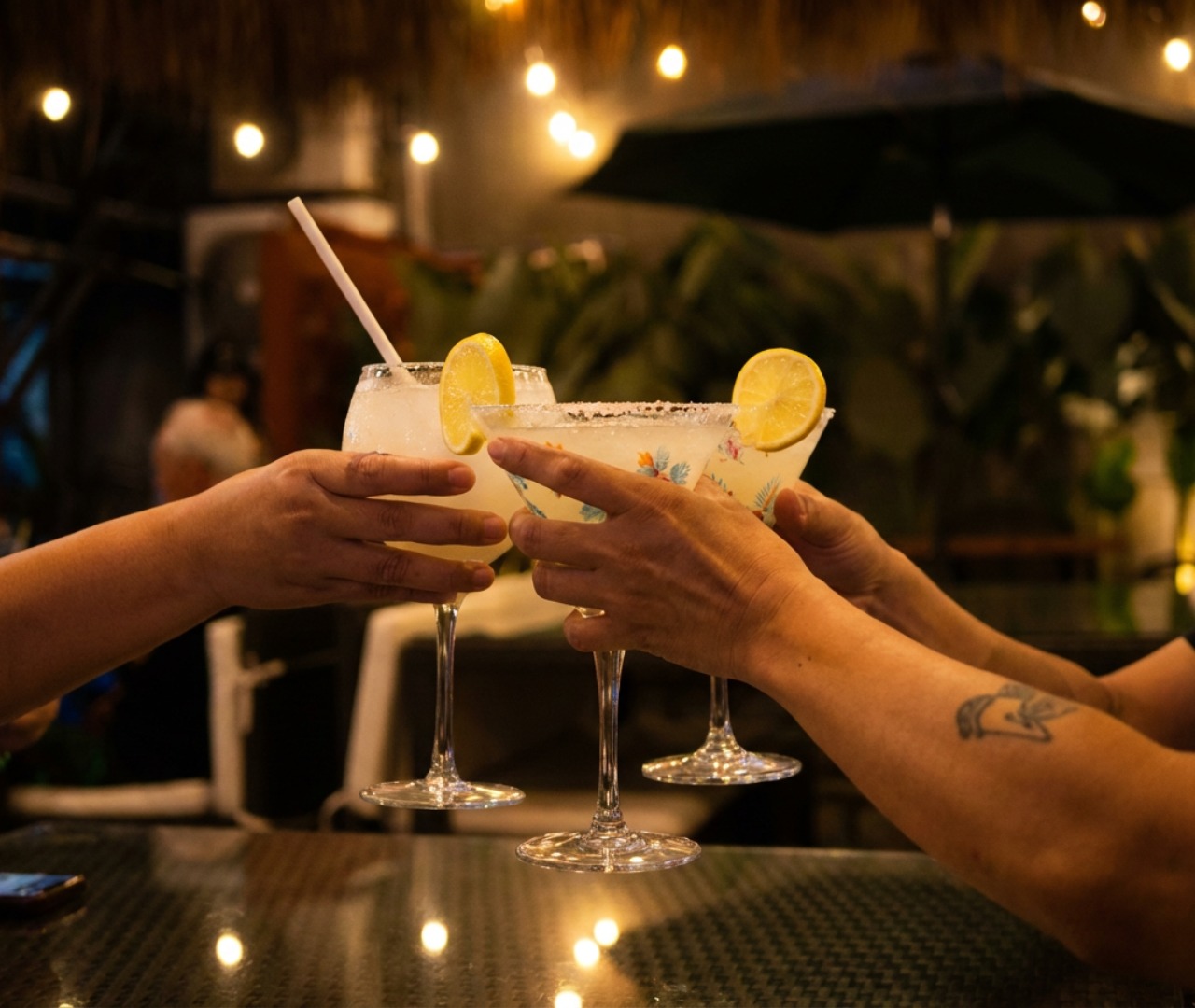 바에서 칵테일 건배