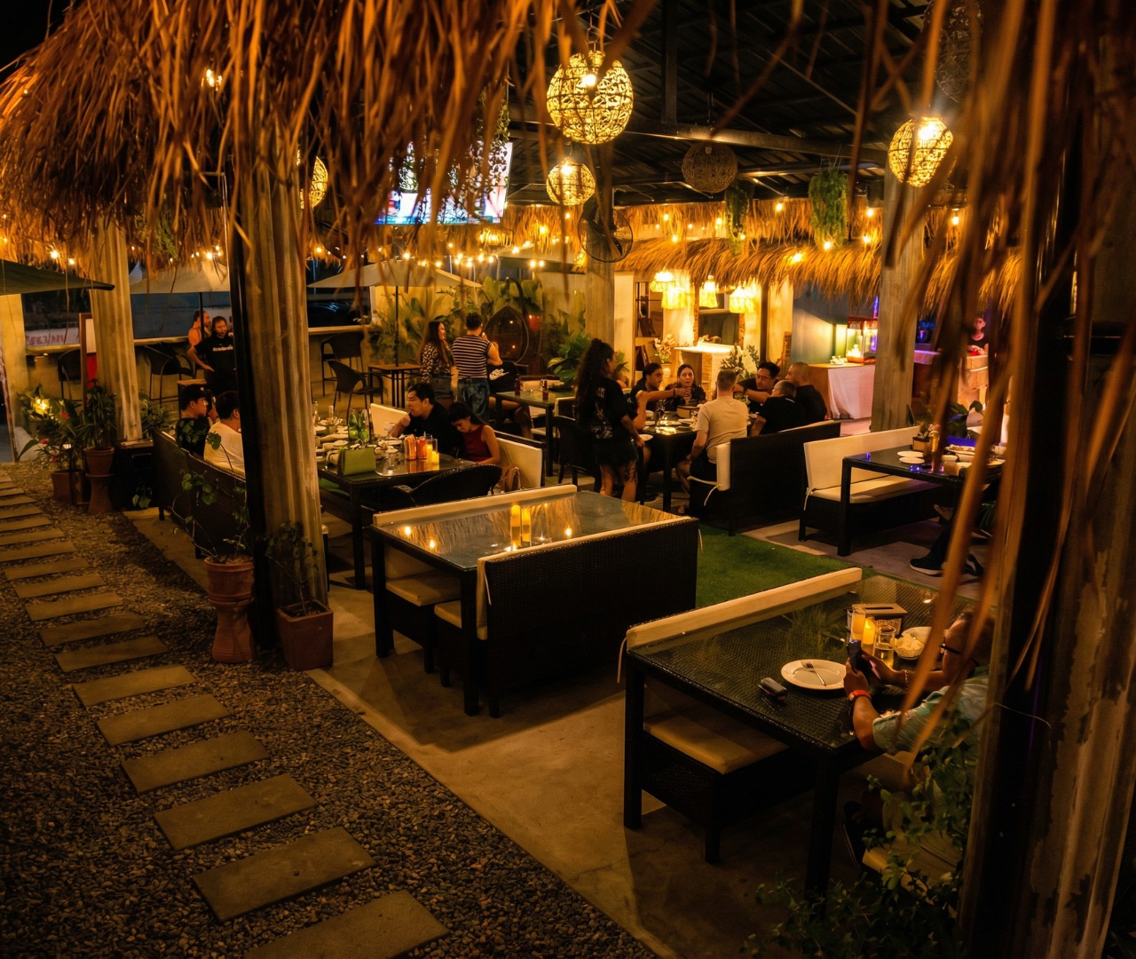 Hardin 정원 야외석, 저녁의 조명 아래 손님들